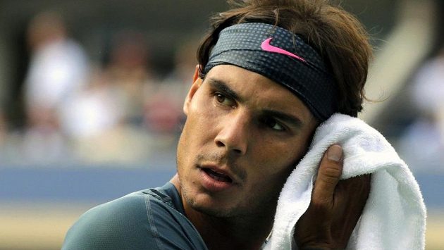 Španěl Rafael Nadal se utírá do ručníku mezi výměnami ve finále US Open, které Nadal sehrál s Novakem Djokovičem ze Srbska. Španěl Rafael Nadal se utírá do ručníku mezi výměnami ve finále US Open, které Nadal sehrál s Novakem Djokovičem ze Srbska.