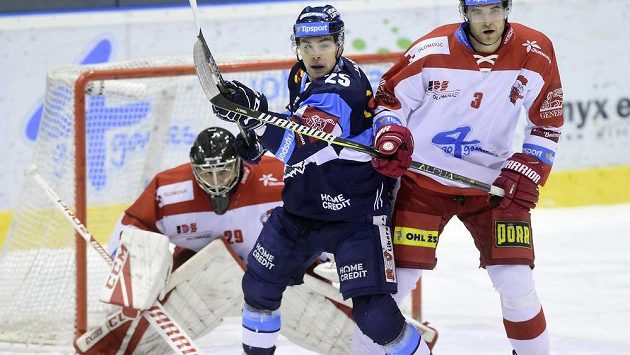 Zleva brankář Olomouce Jan Lukáš, Lukáš Krenželok z Liberce a David Škůrek z Olomouce. Zleva brankář Olomouce Jan Lukáš, Lukáš Krenželok z Liberce a David Škůrek z Olomouce.