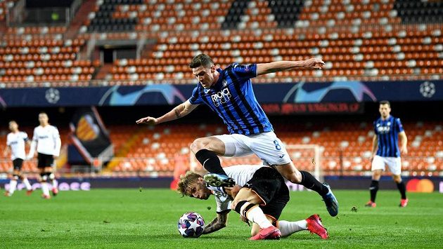 Daniel Wass (v pádu) z Valencie a Robin Gosens z Atalanty Bergamo. Ilustrační foto. Daniel Wass (v pádu) z Valencie a Robin Gosens z Atalanty Bergamo. Ilustrační foto.