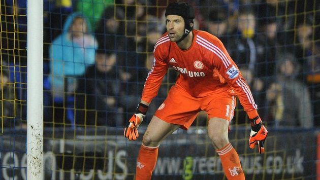 Brankář Chelsea Petr Čech by mohl zůstat v Londýně, jen by oblékal dres Arsenalu namísto Chelsea. Brankář Chelsea Petr Čech by mohl zůstat v Londýně, jen by oblékal dres Arsenalu namísto Chelsea.