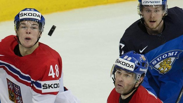 Zleva čeští reprezentanti Tomáš Hertl a Jaromír Jágr a Ville Lajunen z Finska sledují puk. Zleva čeští reprezentanti Tomáš Hertl a Jaromír Jágr a Ville Lajunen z Finska sledují puk.