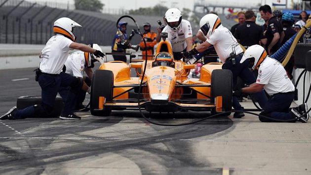 Španělský pilot Fernando Alonso v boxech během tréninku na závod Indianapolis 500. Španělský pilot Fernando Alonso v boxech během tréninku na závod Indianapolis 500.