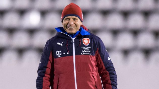 Trenér Karel Jarolím během tréninku fotbalové reprezentace. Trenér Karel Jarolím během tréninku fotbalové reprezentace.