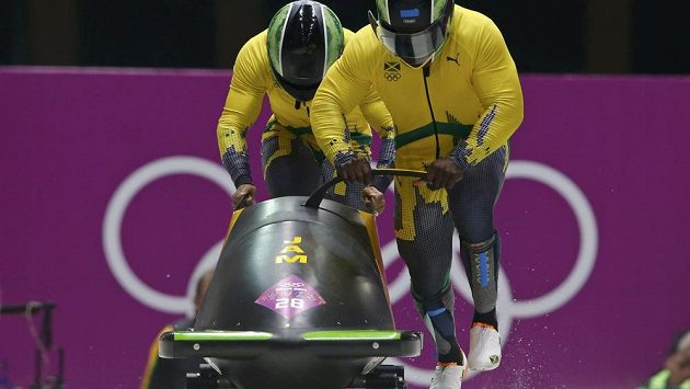 Jamajčané Winston Watts a Marvin Dixon během olympijské soutěže dvojbobů. Jamajčané Winston Watts a Marvin Dixon během olympijské soutěže dvojbobů.