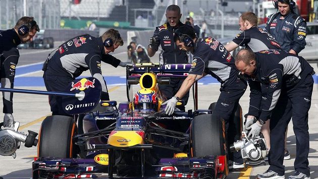 Vůz Marka Webbera v péči mechaniků Red Bullu během měřeného tréninku na Velkou cenu USA v Austinu. Vůz Marka Webbera v péči mechaniků Red Bullu během měřeného tréninku na Velkou cenu USA v Austinu.