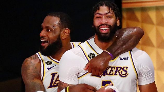 Radost v podání basketbalistů Los Angeles Lakers po triumfu ve finále NBA.Slaví i hvězdy LeBron James (23) and Anthony Davis (3). Radost v podání basketbalistů Los Angeles Lakers po triumfu ve finále NBA.Slaví i hvězdy LeBron James (23) and Anthony Davis (3).