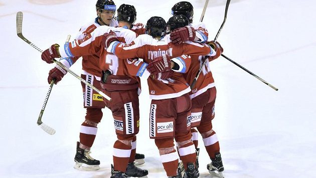 Radost hokejistů HC Olomouc v nedělním utkání 16. kola extraligy s HC Škoda Plzeň. Radost hokejistů HC Olomouc v nedělním utkání 16. kola extraligy s HC Škoda Plzeň.