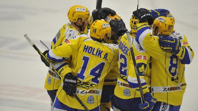 Radost hráčů Zlína z prvního gólu, který ve čtvrtém čtvrtfinále extraligy proti Brnu dal Jiří Ondráček. Radost hráčů Zlína z prvního gólu, který ve čtvrtém čtvrtfinále extraligy proti Brnu dal Jiří Ondráček.
