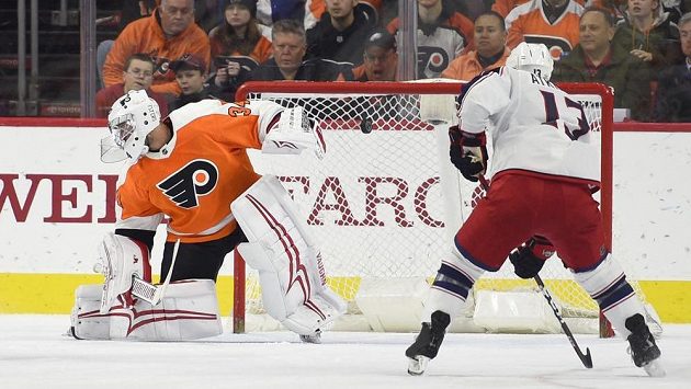 Gólman Philadelphia Flyers Petr Mrázek, před jeho branku najíždí Artěmij Panarin z Columbusu. Gólman Philadelphia Flyers Petr Mrázek, před jeho branku najíždí Artěmij Panarin z Columbusu.