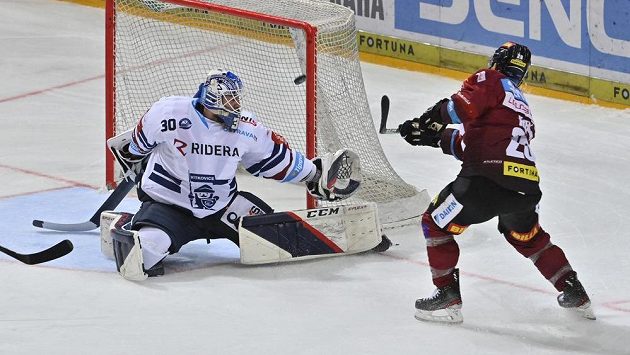 Zleva brankář Vítkovic Aleš Stezka a Michal Řepík ze Sparty. Zleva brankář Vítkovic Aleš Stezka a Michal Řepík ze Sparty.