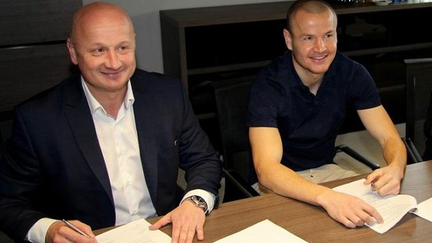 Bývalý fotbalový reprezentant Adam Hloušek podepsal tříletou smlouvu s Viktorií Plzeň. Bývalý fotbalový reprezentant Adam Hloušek podepsal tříletou smlouvu s Viktorií Plzeň.