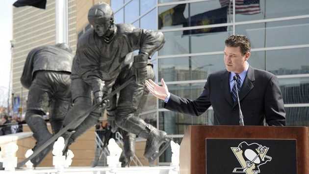 Mario Lemieux se svou sochou před stadionem v Pittsburghu Mario Lemieux se svou sochou před stadionem v Pittsburghu