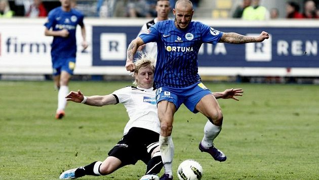 Michal Breznaník v libereckém dresu a plzeňský Rajtoral v souboji o ligový titul v posledním kole Gambrinus ligy. Michal Breznaník v libereckém dresu a plzeňský Rajtoral v souboji o ligový titul v posledním kole Gambrinus ligy.