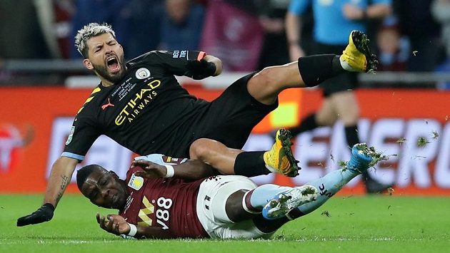 Sergio Agüero (nahoře) z Manchesteru City v tvrdém souboji s Marvelousem Nakambou z Aston Villy. Ilustrační foto. Sergio Agüero (nahoře) z Manchesteru City v tvrdém souboji s Marvelousem Nakambou z Aston Villy. Ilustrační foto.