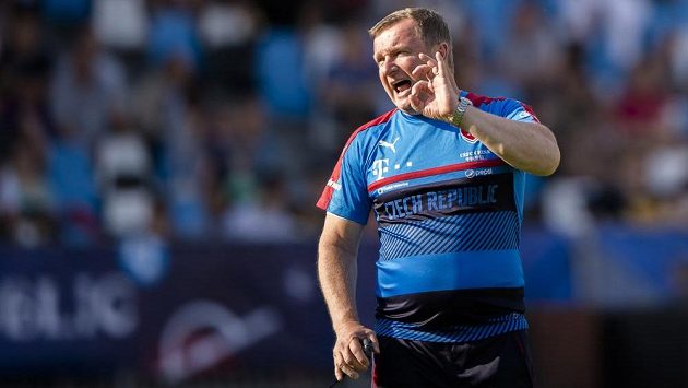 Trenér Pavel Vrba při úvodní přípravě českého národního výběru v dějišti evropského šampionátu. Trenér Pavel Vrba při úvodní přípravě českého národního výběru v dějišti evropského šampionátu.