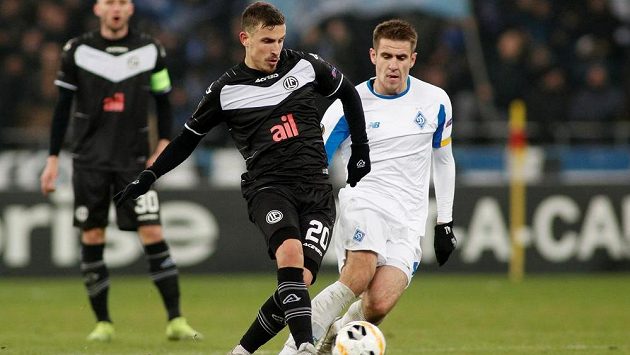 Útočník Dynama Kyjev Arťom Besedin (vpravo) v utkání s Luganem. Útočník Dynama Kyjev Arťom Besedin (vpravo) v utkání s Luganem.