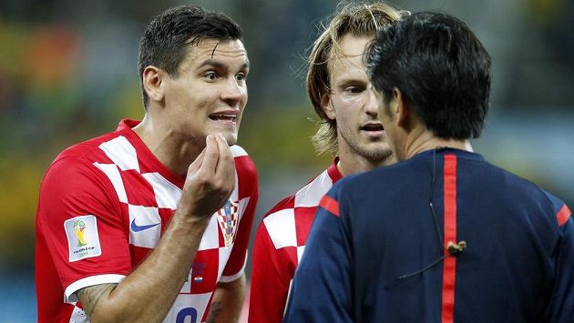 Chorvatští fotbalisté Dejan Lovren (vlevo) a Ivan Rakitič diskutují s japonským sudím Juičim Nišimurou. Chorvatští fotbalisté Dejan Lovren (vlevo) a Ivan Rakitič diskutují s japonským sudím Juičim Nišimurou.