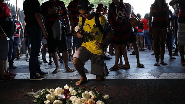 Smutek v Brazílii. Fanoušek truchlí poté, co během požáru v tréninkovém centru Flamenga zemřelo při požáru deset mladých fotbalistů. Smutek v Brazílii. Fanoušek truchlí poté, co během požáru v tréninkovém centru Flamenga zemřelo při požáru deset mladých fotbalistů.