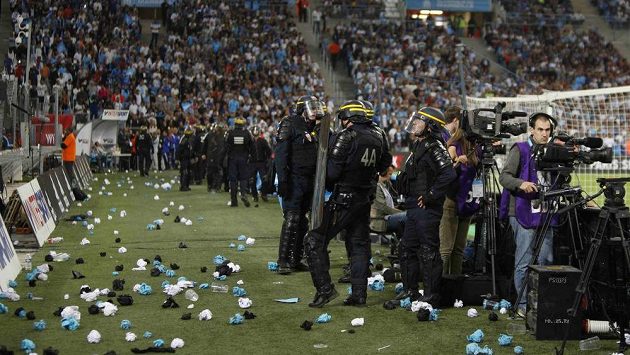 Policejní zásah při utkání Marseille - Lyon. Policejní zásah při utkání Marseille - Lyon.