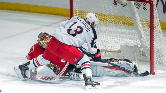 Cam Atkinson překonává gólmana Mike Condona. Nakonec skončil v brance i s pukem a Columbus porazil Ottawu v prodloužení 7:6. Cam Atkinson překonává gólmana Mike Condona. Nakonec skončil v brance i s pukem a Columbus porazil Ottawu v prodloužení 7:6.