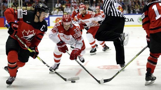 Kanadský útočník Connor McDavid v akci - uniká na mistrovství světa dánskému soupeři Julianu Jakobsenovi. Kanadský útočník Connor McDavid v akci - uniká na mistrovství světa dánskému soupeři Julianu Jakobsenovi.