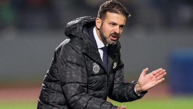 Trenér Sparty Andrea Stramaccioni během utkání 3.kola MOL Cupu ve Znojmě povzbuzuje letenské fotbalisty. Trenér Sparty Andrea Stramaccioni během utkání 3.kola MOL Cupu ve Znojmě povzbuzuje letenské fotbalisty.