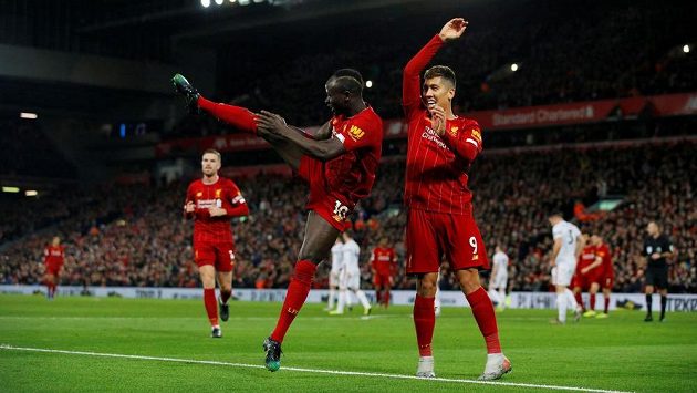 Radost hráčů Liverpoolu: zleva Sadio Mané a Roberto Firmino. Radost hráčů Liverpoolu: zleva Sadio Mané a Roberto Firmino.