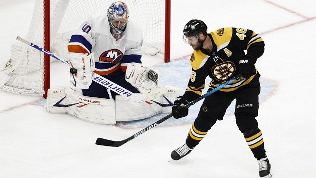 Gólman New Yorku Islanders Semjon Varlamov (40) likviduje šanci bostonského útočníka Davida Krejčího v utkání play off NHL. Gólman New Yorku Islanders Semjon Varlamov (40) likviduje šanci bostonského útočníka Davida Krejčího v utkání play off NHL.