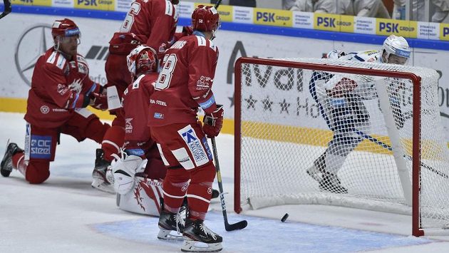 Jan Štencel z Brna (vpravo) střílí úvodní gól zápasu. Dále zprava Guntis Galvinš z Třince, David Musil a brankář Patrik Bartošák. Jan Štencel z Brna (vpravo) střílí úvodní gól zápasu. Dále zprava Guntis Galvinš z Třince, David Musil a brankář Patrik Bartošák.