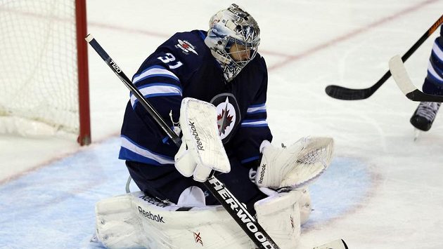 Brankář Edmontonu Ondřej Pavelec zasahuje v utkání proti Edmontonu. Brankář Edmontonu Ondřej Pavelec zasahuje v utkání proti Edmontonu.