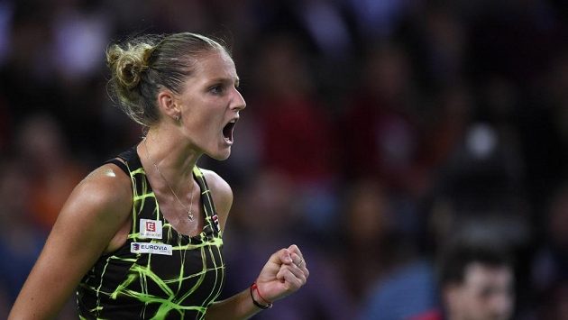Karolína Plíšková se raduje po jedné z vítězných výměn v zápase s Rumunkou Simonou Halepovou. Karolína Plíšková se raduje po jedné z vítězných výměn v zápase s Rumunkou Simonou Halepovou.