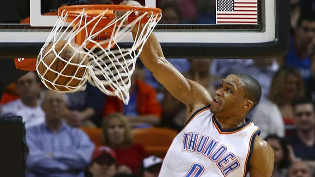 Basketbalista Oklahomy City Thunder Russell Westbrook smečuje v utkání proti Miami Heat. Basketbalista Oklahomy City Thunder Russell Westbrook smečuje v utkání proti Miami Heat.