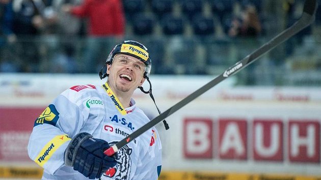 Martin Bartek z Liberce se raduje z výhry a postupu do předkola play off. Martin Bartek z Liberce se raduje z výhry a postupu do předkola play off.