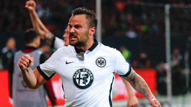 Frankfurtský Haris Seferovic se raduje z rozhodující branky v bitvě o záchranu v bundeslize. Frankfurtský Haris Seferovic se raduje z rozhodující branky v bitvě o záchranu v bundeslize.