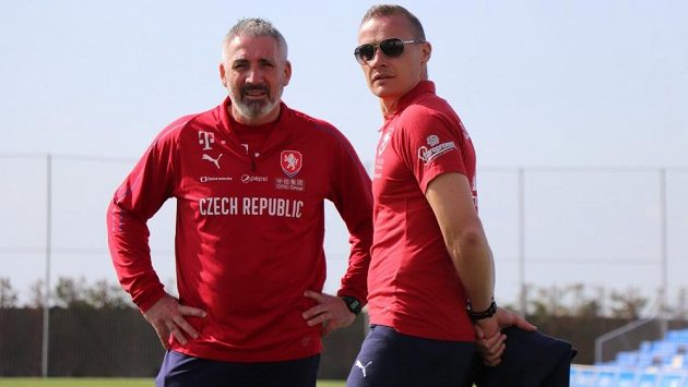 Tomáš Zápotočný, manažer fotbalové reprezentace do 21 let a trenér brankářů Ladislav Maier (vlevo). Tomáš Zápotočný, manažer fotbalové reprezentace do 21 let a trenér brankářů Ladislav Maier (vlevo).