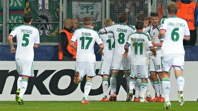 Fotbalisté Rapidu Vídeň se v Plzni radují z úvodního gólu proti Viktorii v duelu Evropské ligy. Fotbalisté Rapidu Vídeň se v Plzni radují z úvodního gólu proti Viktorii v duelu Evropské ligy.