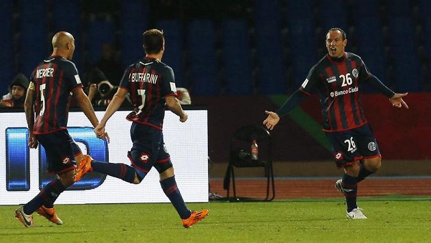 Střídající Mauro Matos ze San Lorenza (vpravo) se raduje se spoluhráči Juanem Ignaciem Mercierem (vlevo) a Juliem Buffarinim z gólu do sítě Aucklandu. Střídající Mauro Matos ze San Lorenza (vpravo) se raduje se spoluhráči Juanem Ignaciem Mercierem (vlevo) a Juliem Buffarinim z gólu do sítě Aucklandu.