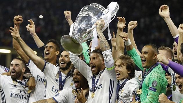 Kapitán Realu Madrid Sergio Ramos zvedl nad hlavu trofej pro vítěz Ligy mistrů. Bílý balet jako první tým v historii této soutěže obhájil prvenství. Kapitán Realu Madrid Sergio Ramos zvedl nad hlavu trofej pro vítěz Ligy mistrů. Bílý balet jako první tým v historii této soutěže obhájil prvenství.