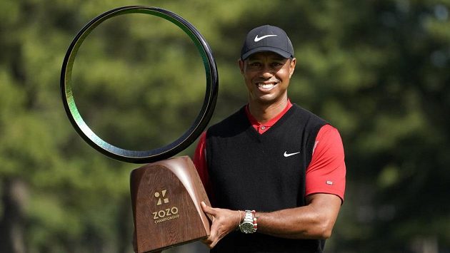 Tiger Woods s trofejí pro nejlepšího hráče turnaje Zozo Championship na okruhu PGA. Tiger Woods s trofejí pro nejlepšího hráče turnaje Zozo Championship na okruhu PGA.