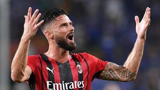 Fotbalista AC Milán Olivier Giroud slaví po zápase Serie A. Fotbalista AC Milán Olivier Giroud slaví po zápase Serie A.