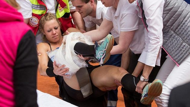 Laura Siegemundová v péči zdravotníků v Norimberku při utkání s Barborou Krejčíkovou. Laura Siegemundová v péči zdravotníků v Norimberku při utkání s Barborou Krejčíkovou.