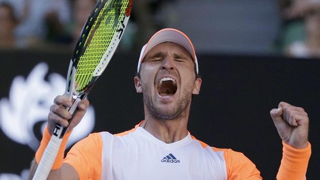 Německý tenista Mischa Zverev se raduje ze skalpu světové jedničky. Německý tenista Mischa Zverev se raduje ze skalpu světové jedničky.