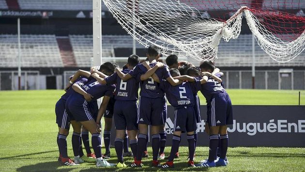 Členové thajského fotbalového týmu před utkáním s River Plate. Členové thajského fotbalového týmu před utkáním s River Plate.