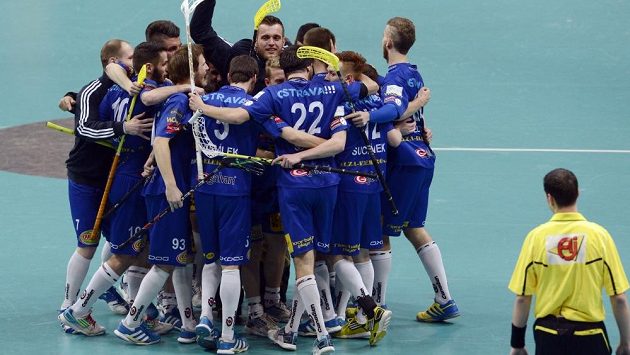 Florbalisté Vítkovic se radují z vítězství v Superfinále play off florbalové extraligy. Florbalisté Vítkovic se radují z vítězství v Superfinále play off florbalové extraligy.