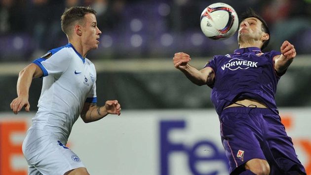 Liberecký Jan Sýkora přihlíží, jak Nikola Kalinič zpracovává míč při utkání Evropské ligy s Fiorentinou. Liberecký Jan Sýkora přihlíží, jak Nikola Kalinič zpracovává míč při utkání Evropské ligy s Fiorentinou.