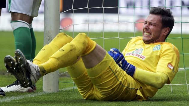Zraněný brankář Werderu Brémy Jiří Pavlenka v duelu s Mönchengladbachem. Zraněný brankář Werderu Brémy Jiří Pavlenka v duelu s Mönchengladbachem.