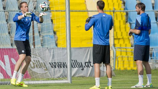 Liberecký gólman Lukáš Hroššo (vlevo) na tréninku. Vpravo přihlíží trenér brankářů Zbyněk Hauzr. Liberecký gólman Lukáš Hroššo (vlevo) na tréninku. Vpravo přihlíží trenér brankářů Zbyněk Hauzr.