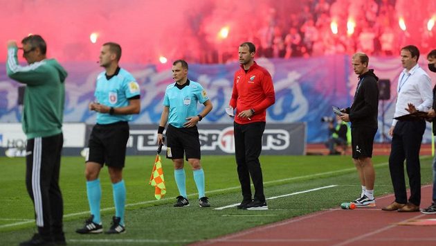 Trenér Baníku Ondřej Smetana (uprostřed) při utkání s Bohemians. Ilustrační foto. Trenér Baníku Ondřej Smetana (uprostřed) při utkání s Bohemians. Ilustrační foto.