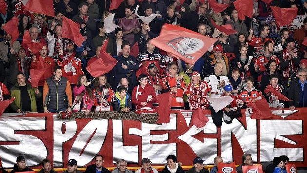 Znojemští fanoušci na vyprodaném stadiónu při finále EBEL ligy. Znojemští fanoušci na vyprodaném stadiónu při finále EBEL ligy.