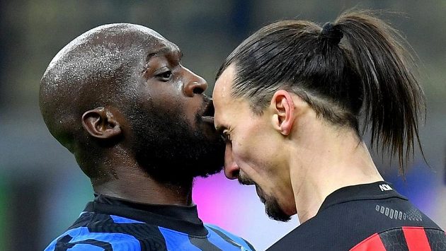 Zlatan Ibrahimovic (vpravo) z AC Milán v konfliktu s Romelem Lukakuem. Zlatan Ibrahimovic (vpravo) z AC Milán v konfliktu s Romelem Lukakuem.